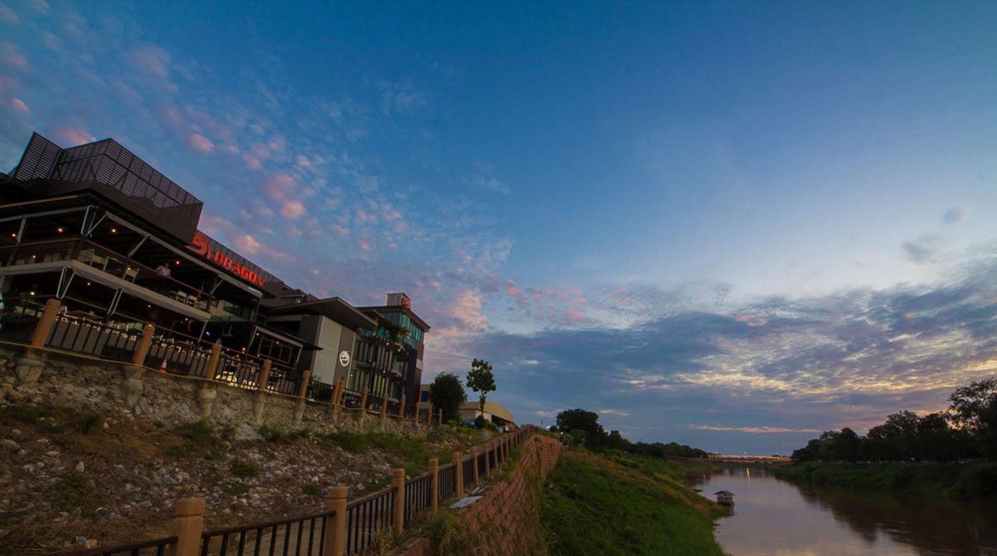 Dragon River Avenue Hotel Phitsanulok Exterior photo